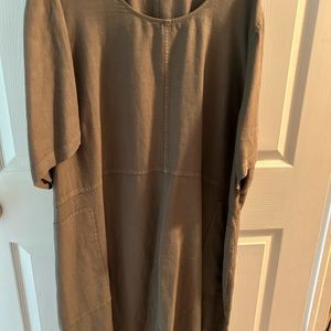 JJill maxi dress. 100% percent linen. Worn once.
Elbow length sleeves.